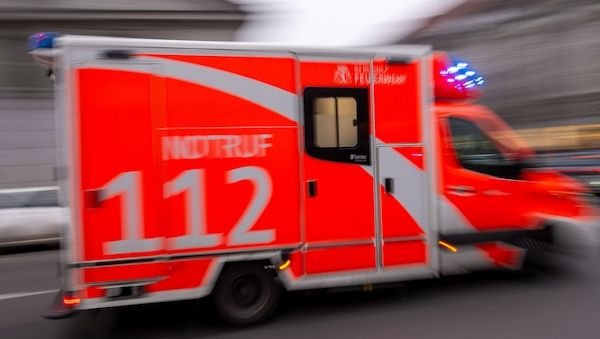 Vom Motorrad in Berlin-Schöneberg angefahren - Frau in Lebensgefahr