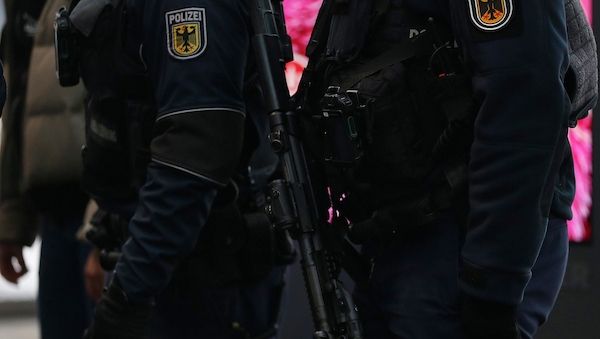 Mann bedroht Bahn-Mitarbeiter mit Messer am Savignyplatz