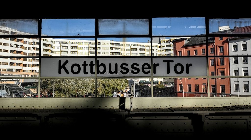 Wegen 20 Euro: Zwei Menschen an Bahnsteig mit Axt attackiert