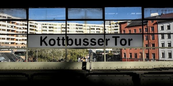 Wegen 20 Euro: Zwei Menschen an Bahnsteig mit Axt attackiert