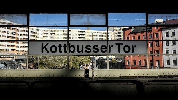 Wegen 20 Euro: Zwei Menschen an Bahnsteig mit Axt attackiert