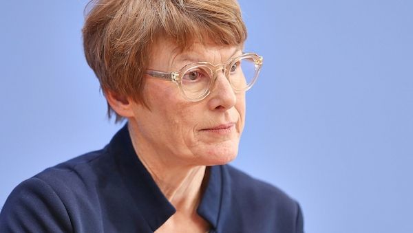 Wirtschaftsweise Grimm warnt vor Tankrabatt
