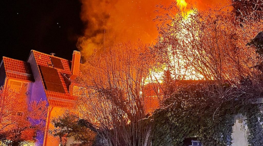 Feuerwehr verhindert Übergreifen eines Gartenhüttenbrandes in Stuttgart