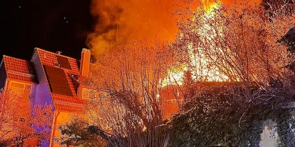 Feuerwehr verhindert Übergreifen eines Gartenhüttenbrandes in Stuttgart