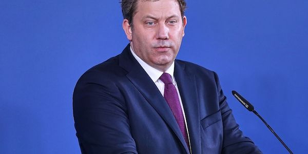 Klingbeil lässt "Übergewinnsteuer" für Mineralölkonzerne prüfen