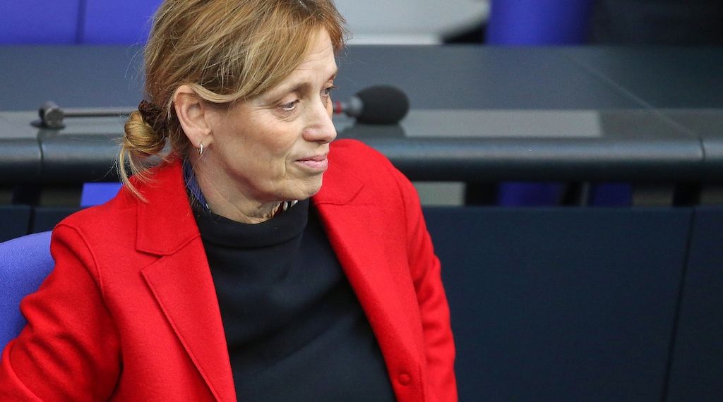 Prien baut Programm "Demokratie leben" grundlegend um