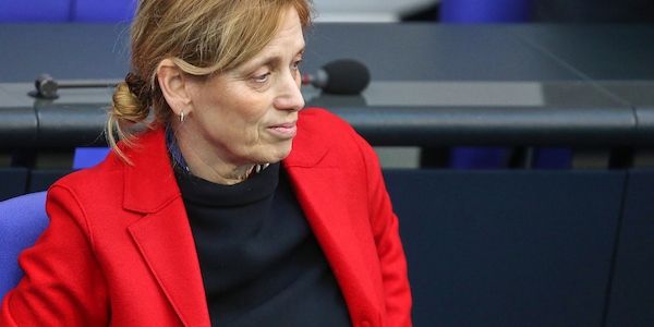 Prien baut Programm "Demokratie leben" grundlegend um