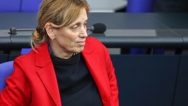 Prien baut Programm "Demokratie leben" grundlegend um