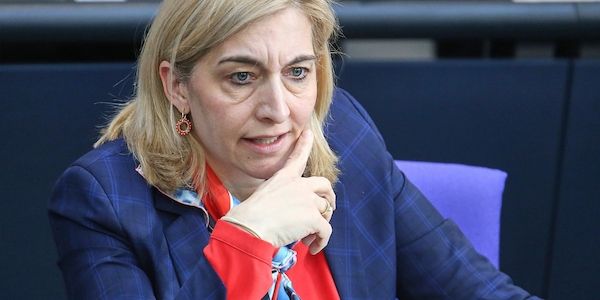 Warken fordert in Debatte um Deepfakes schnelle Maßnahmen