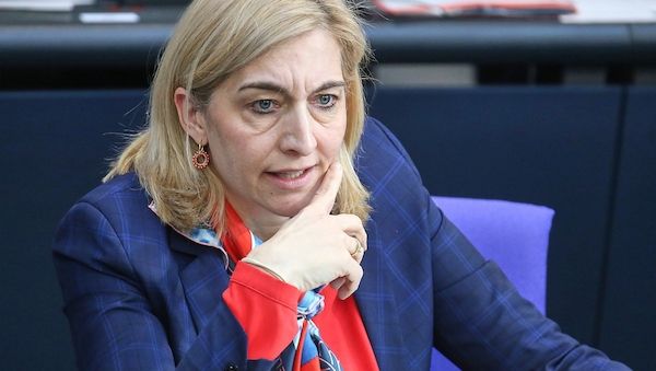 Warken fordert in Debatte um Deepfakes schnelle Maßnahmen