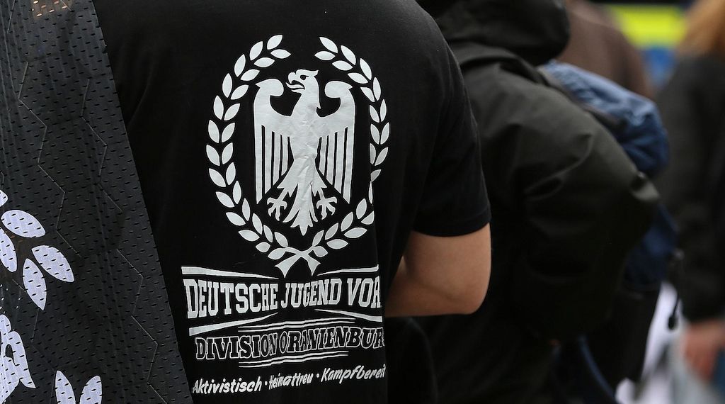 Über 500 Rechtsextremisten mit offenen Haftbefehlen gesucht