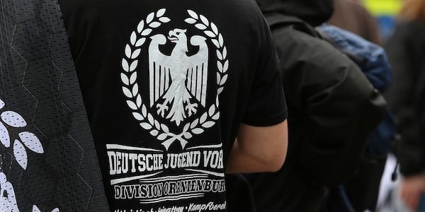 Über 500 Rechtsextremisten mit offenen Haftbefehlen gesucht