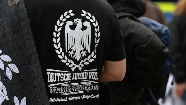 Über 500 Rechtsextremisten mit offenen Haftbefehlen gesucht