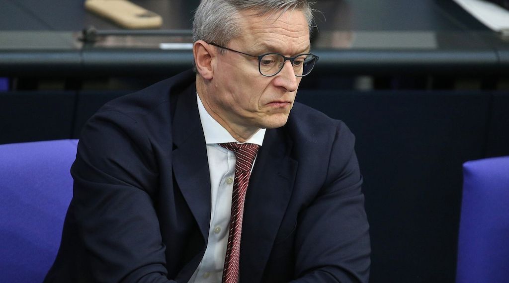 Digitalminister für vorübergehende Social-Media-Altersgrenze