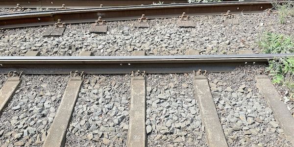 Zug kollidiert bei Kamen mit Betonplatten auf Gleisen