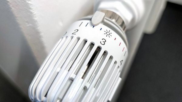 Caritas will Pflicht für klimaschonende Heizungen in Mietwohnungen