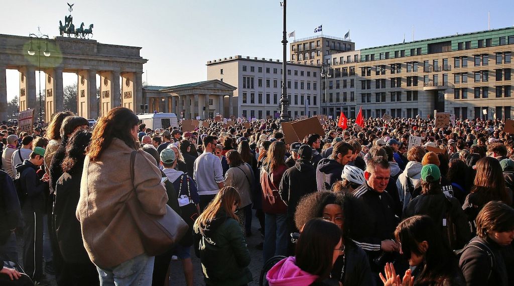 Tausende demonstrieren in Berlin gegen digitale Gewalt