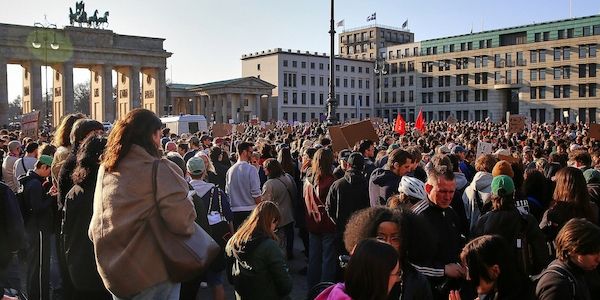 Tausende demonstrieren in Berlin gegen digitale Gewalt