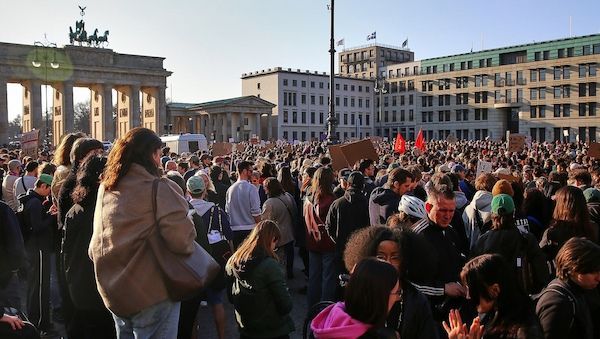 Tausende demonstrieren in Berlin gegen digitale Gewalt