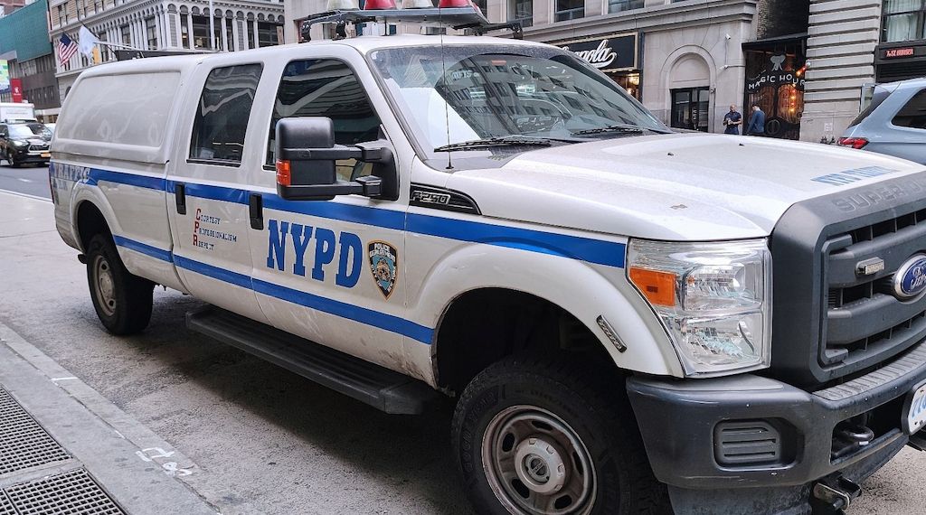 Schock am New Yorker Flughafen: Flugzeug kollidiert mit Feuerwehrfahrzeug