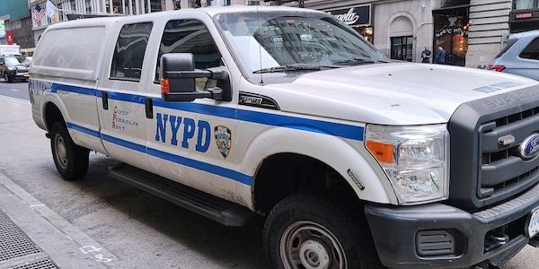 Schock am New Yorker Flughafen: Flugzeug kollidiert mit Feuerwehrfahrzeug