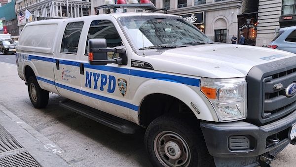 Schock am New Yorker Flughafen: Flugzeug kollidiert mit Feuerwehrfahrzeug