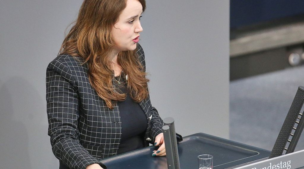 Lang fordert Merz zu Stellungnahme im Fall Fernandes auf