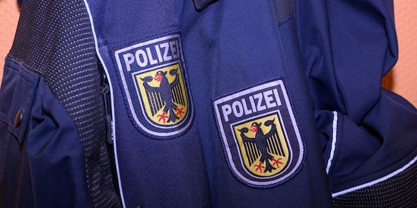 Grenzkontrolle stoppt Männer mit gefährlichen Gegenständen