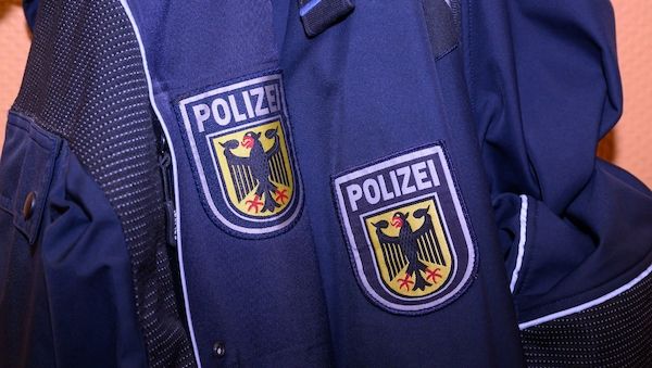 Grenzkontrolle stoppt Männer mit gefährlichen Gegenständen