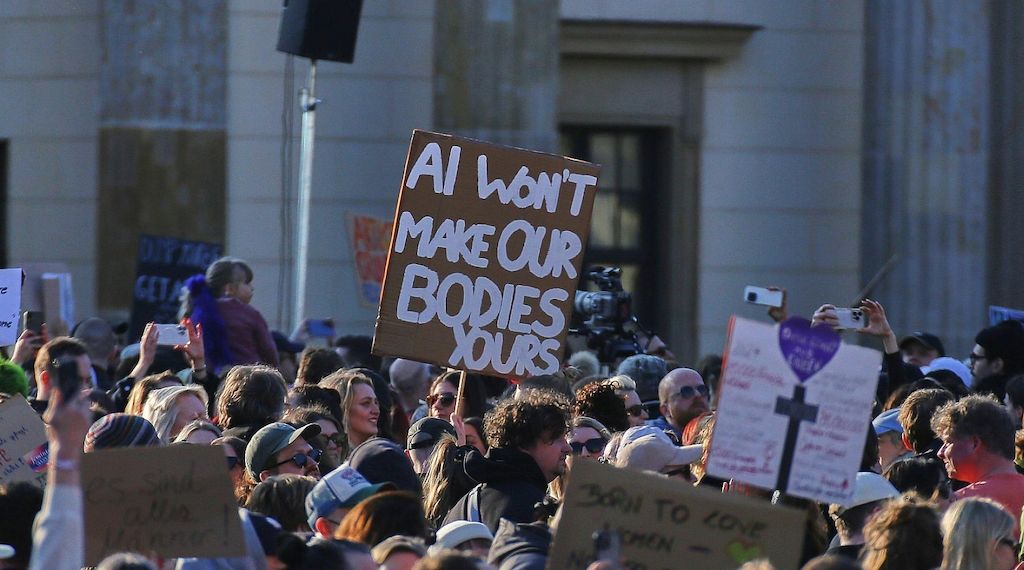 Hamburger Linkenfraktion fordert schärferes Strafrecht gegen Deepfakes