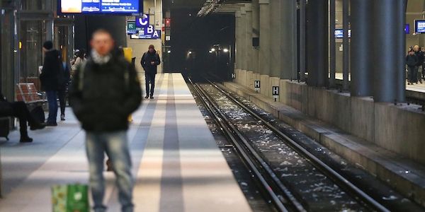 Hessen fordert Zugangskontrollen an Bahnsteigen großer Bahnhöfe