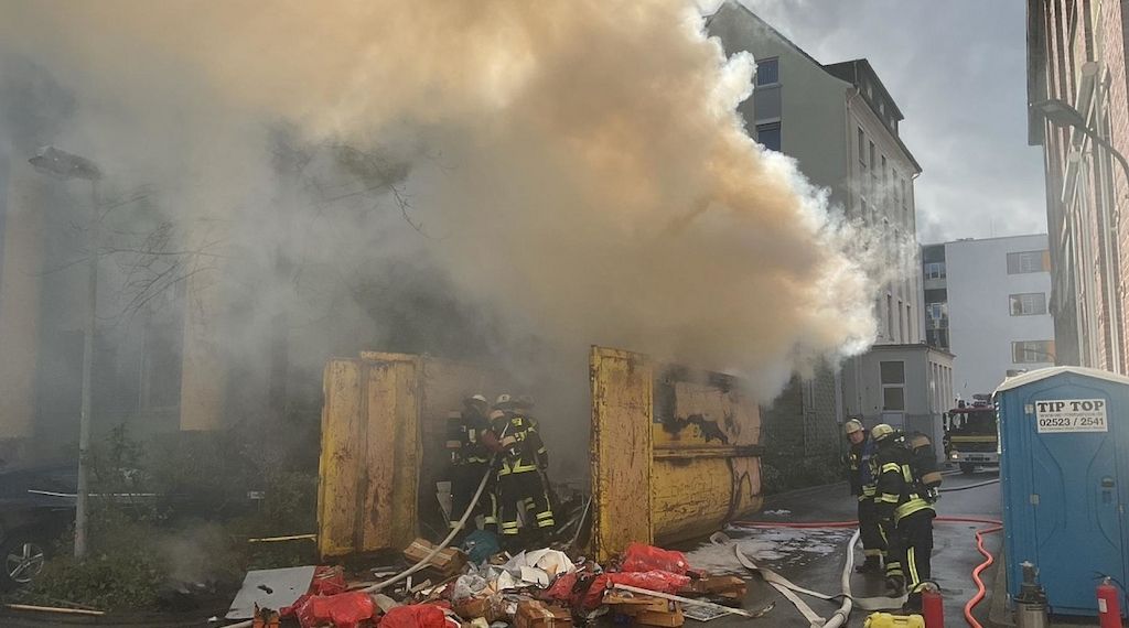 Brand in Müllcontainer auf Klinikgelände in Dortmund