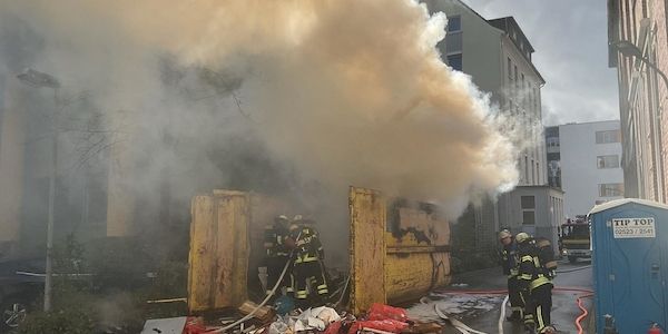 Brand in Müllcontainer auf Klinikgelände in Dortmund