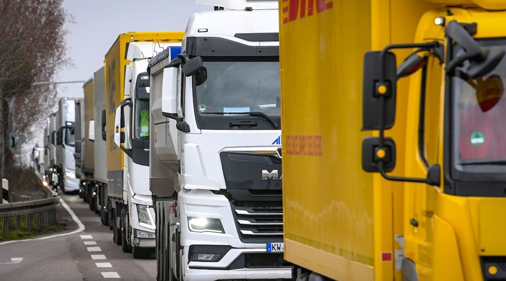 Großer Stau auf A10 Richtung Hamburg nach Unfall