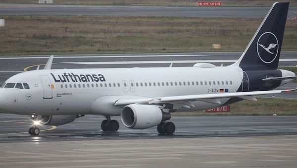 Flugbegleiter stimmen für Arbeitskampf bei Lufthansa und Cityline