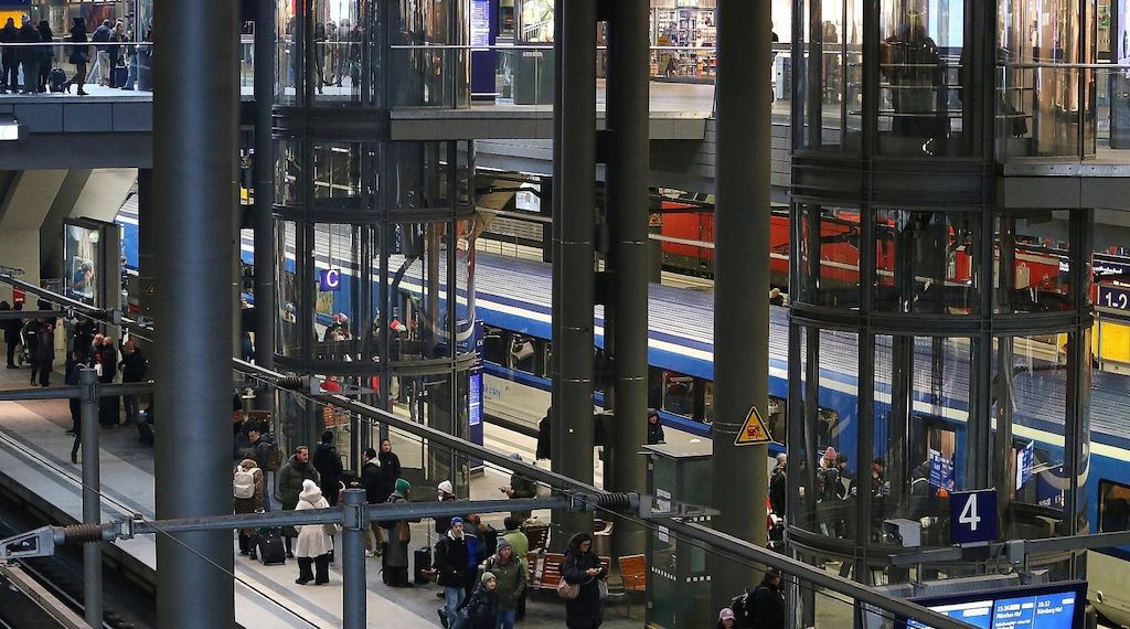 Viele Urlauber nehmen Ostern den Zug statt des Autos