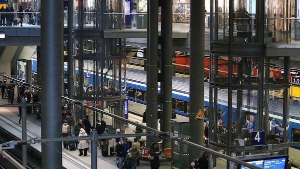 Viele Urlauber nehmen Ostern den Zug statt des Autos