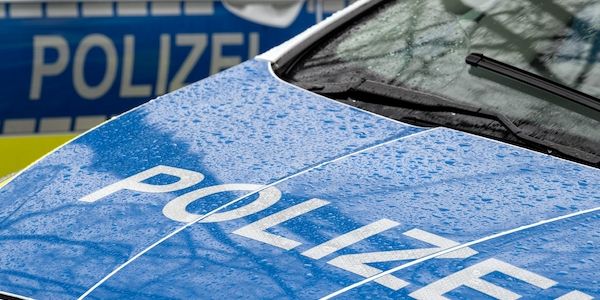 Brandstifter legt Feuer am Streifenwagen und im Hausflur in Spree-Neiße