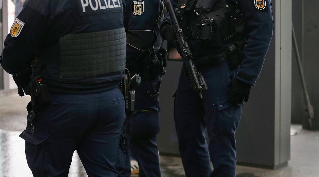 Betrunkener Mann nach Stürzen am Bahnsteig in Hamburg in Gewahrsam