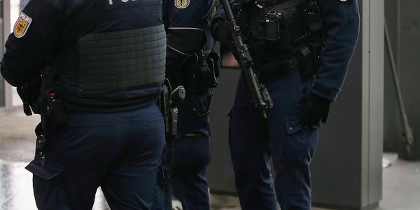 Betrunkener Mann nach Stürzen am Bahnsteig in Hamburg in Gewahrsam