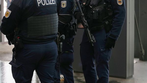 Betrunkener Mann nach Stürzen am Bahnsteig in Hamburg in Gewahrsam