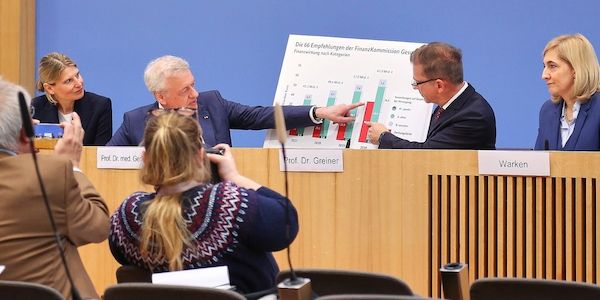Kommission empfiehlt 66 Maßnahmen für stabile Krankenkassenbeiträge