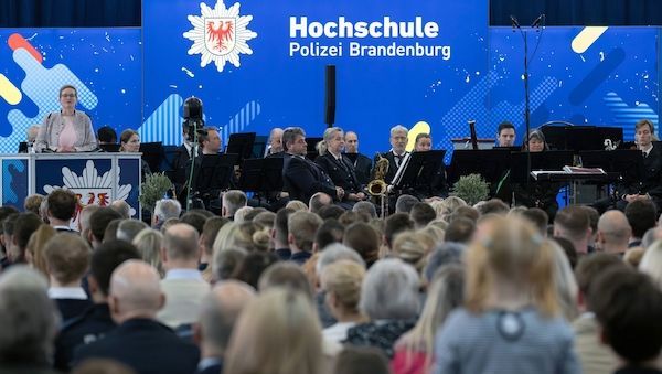 210 neue Polizeianwärter starten Ausbildung in Oranienburg