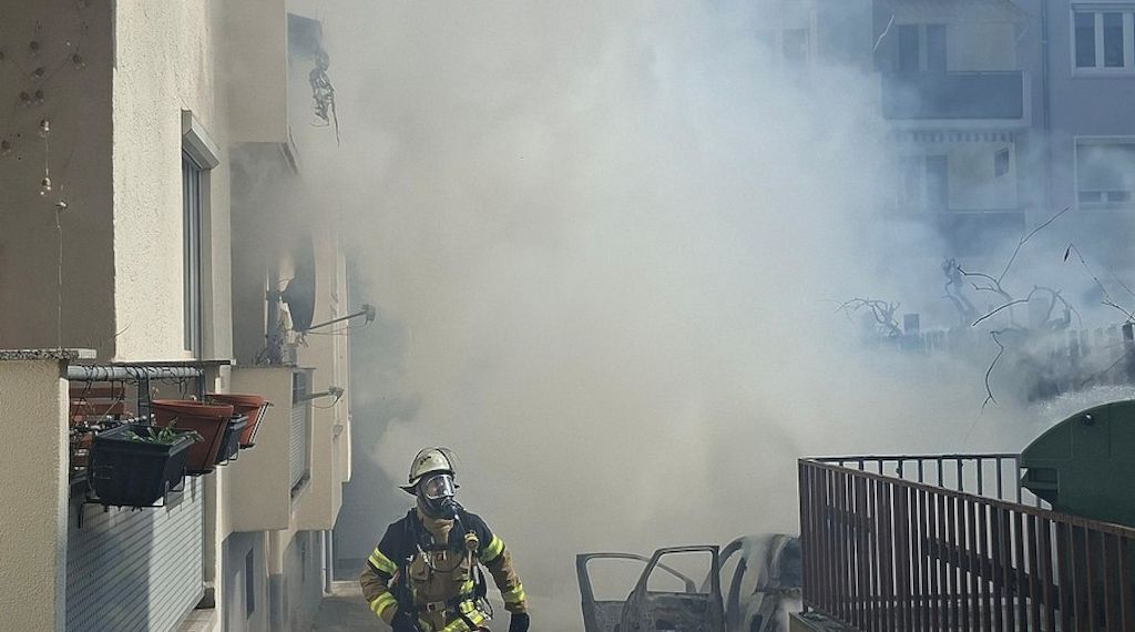 Feuerwehr verhindert Übergreifen von Pkw-Brand auf Wohnhaus in Stuttgart