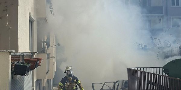 Feuerwehr verhindert Übergreifen von Pkw-Brand auf Wohnhaus in Stuttgart