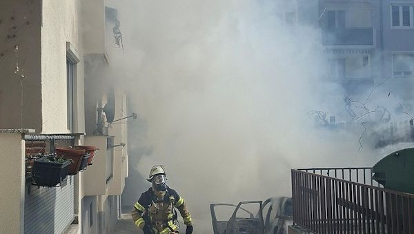 Feuerwehr verhindert Übergreifen von Pkw-Brand auf Wohnhaus in Stuttgart