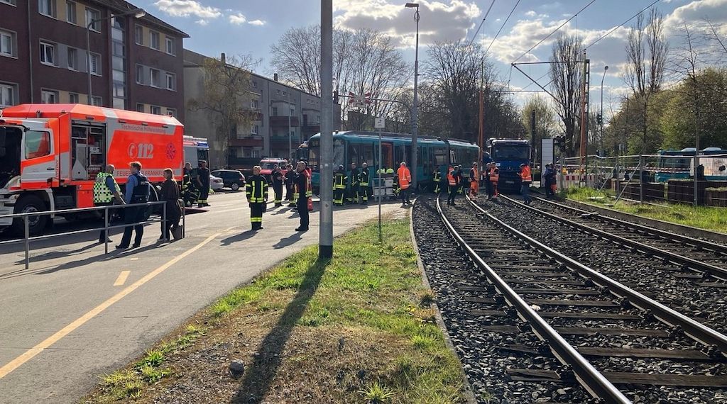 Schwerer Unfall zwischen U-Bahn und LKW im Frankfurter Riederwald