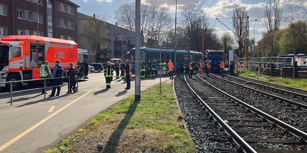 Schwerer Unfall zwischen U-Bahn und LKW im Frankfurter Riederwald