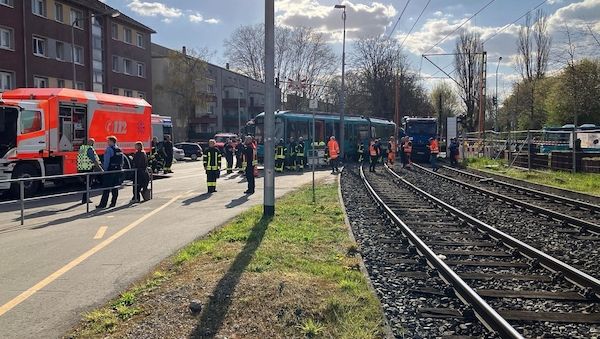 Schwerer Unfall zwischen U-Bahn und LKW im Frankfurter Riederwald