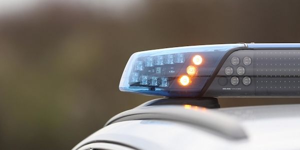 Mann schlägt Jugendliche - Polizei findet Waffenarsenal